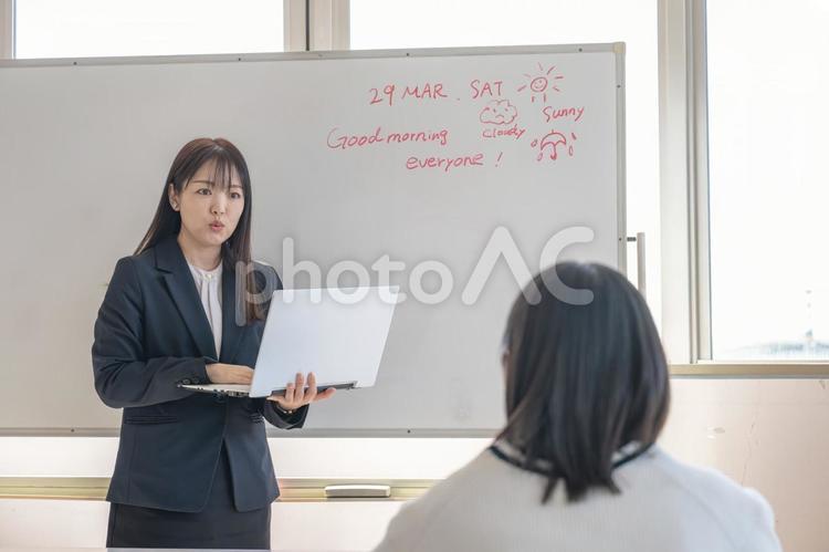 教える女性と聞く生徒 女性,若手,発音の写真素材