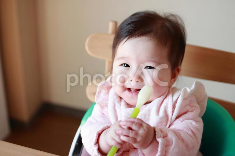 離乳食用のスプーンを持つ赤ちゃん3 赤ちゃん,離乳食,笑顔の写真素材
