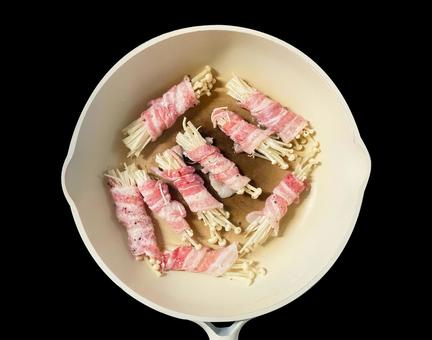 えのきの肉巻き 肉巻き,えのき,フライパンの写真素材
