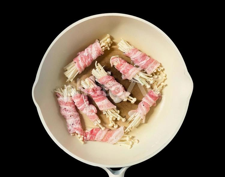 えのきの肉巻き 肉巻き,えのき,フライパンの写真素材