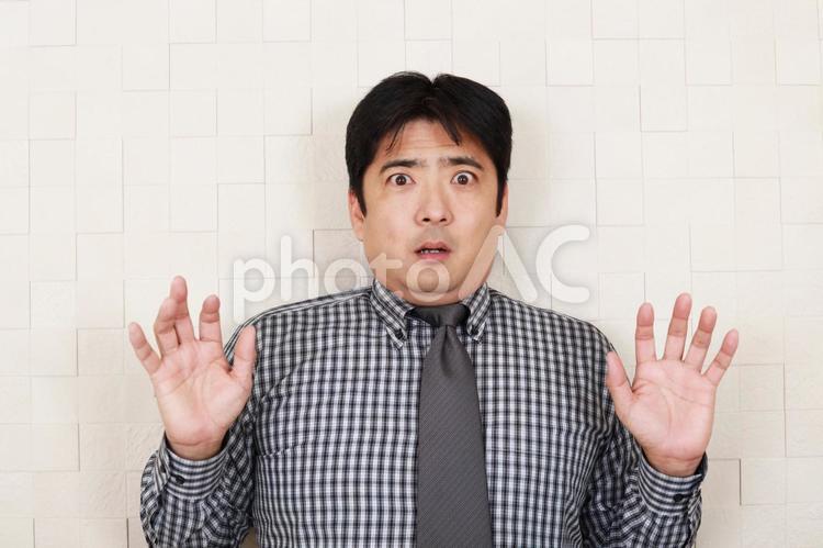 驚いた表情の男性 男性,驚く,驚きの写真素材