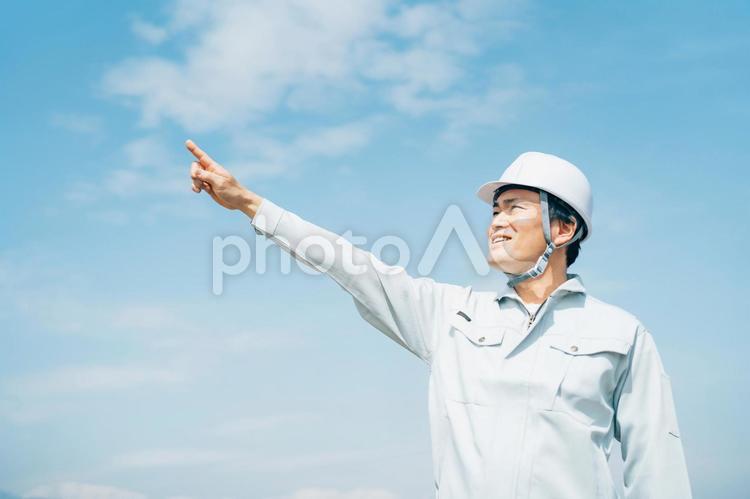青空と作業服を着た男性 作業員,作業服,工事の写真素材