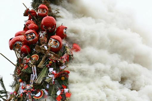 どんど焼き 煙 どんど焼き 煙の写真