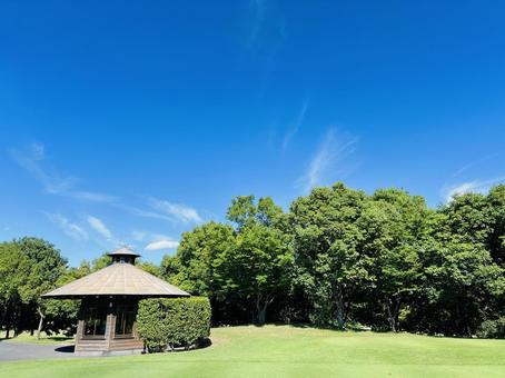 公園の東屋と青空の爽やかな風景 公園の東屋と青空の爽やかな風景 ゴルフ,おおむらさきゴルフ俱楽部,小屋の写真素材