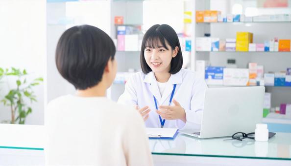 笑顔で働く薬剤師 笑顔で働く薬剤師の写真