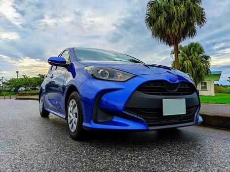 青のコンパクトカー(ハイコントラスト) 青のコンパクトカー(ハイコントラスト) ヤリス,ヤリスハイブリッド,クルマの写真素材
