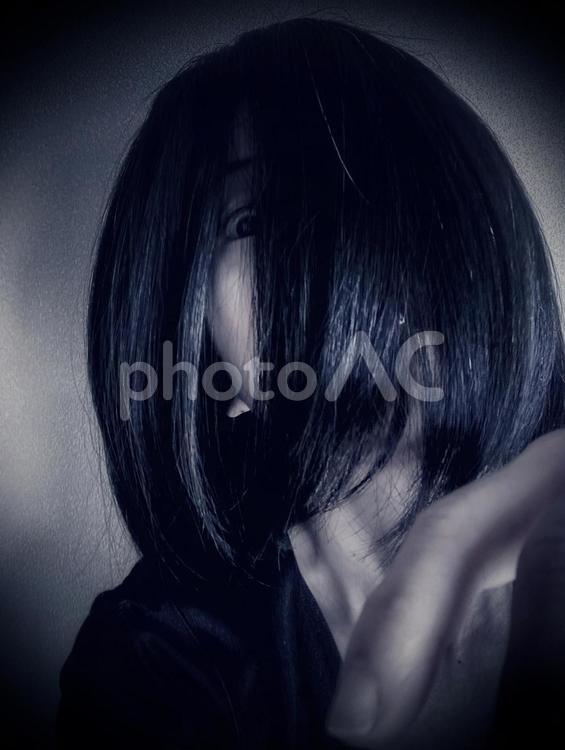 長い髪の隙間からこちらを睨む女性の幽霊 幽霊,女性,髪が長いの写真素材