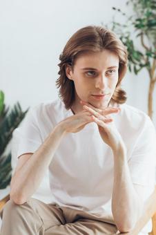 両手を組んで座っている男性 男性,外国人,欧米人の写真素材