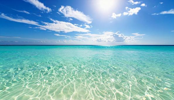 夏のきれいな海と砂浜 夏のきれいな海と砂浜の写真