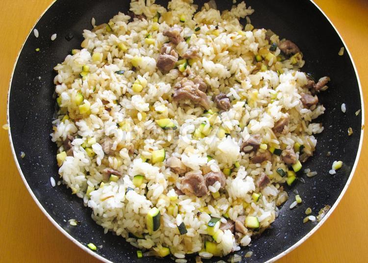 ズッキーニや鶏肉などをごはんと炒める 料理,ズッキーニ,鶏肉の写真素材