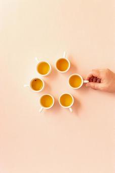 真上から見た紅茶を持つ手元 真上から見た紅茶を持つ手元 手元,人物,お茶の写真素材