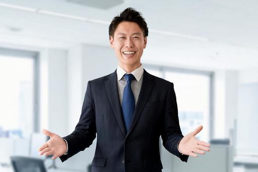 笑顔で案内する男性ビジネスマン 笑顔で案内する男性ビジネスマン 男性,ビジネス,人物の写真素材