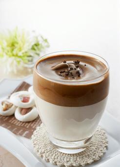 ダルゴナコーヒー ダルゴナコーヒー ダルゴナコーヒー,マシュマロクッキー,コーヒーの写真素材