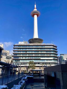 雪の朝の京都タワー 京都タワー,京都,雪の写真素材