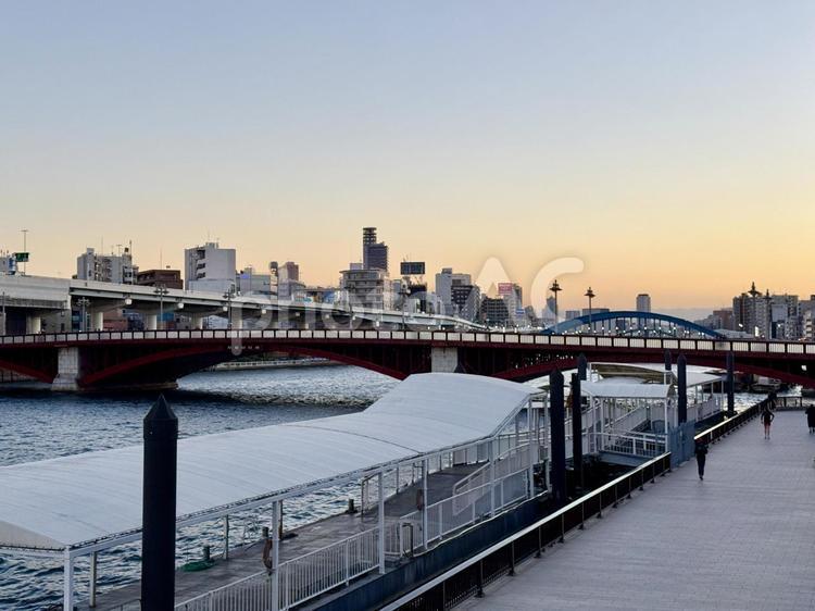 夕暮れ時の隅田川沿いの景色 建築物,夕方,日没の写真素材