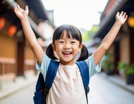 子供が両手を上げる女の子の写真