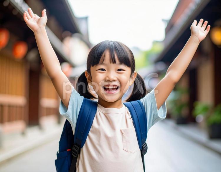 子供が両手を上げる女の子 子供,女の子,女子の写真素材