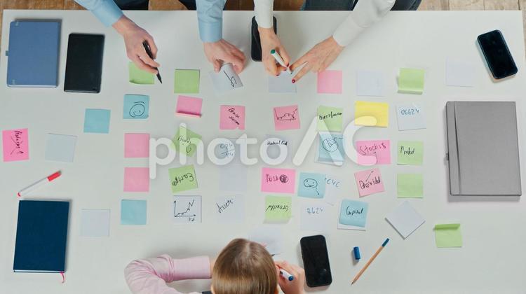 付箋に書き込む人たちの手 付箋,大量,手元の写真素材