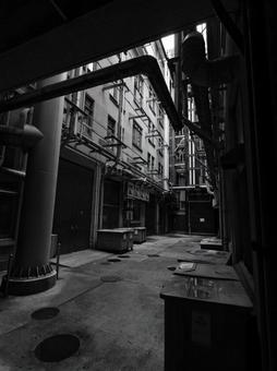 ビルと配管 ビルと配管 建物,ビル,モノクロの写真素材