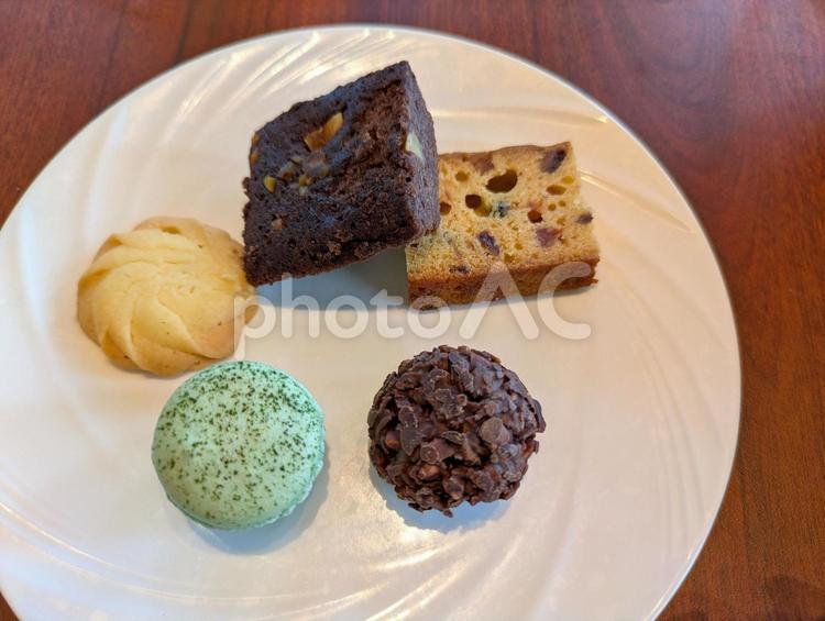 レストランの焼き菓子とチョコの盛り合わせ クッキー,スイーツ,お菓子の写真素材