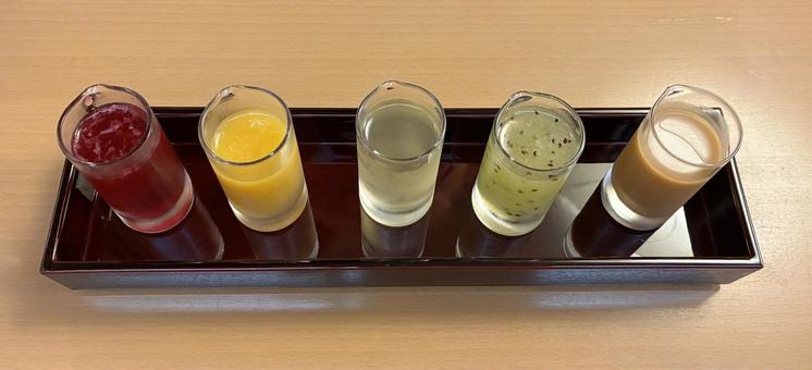 5種類のシロップ 5種類のシロップ シロップ,キーウィー,マンゴーの写真素材