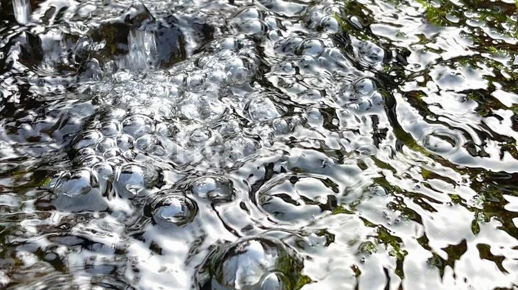 水面に流れ込む水と泡 水,水面,水流の写真素材