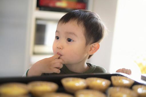 2-year-old child watching sweets making _ snack food, bir çocuk, i̇ki yaşında, şekerleme yapmak, JPG