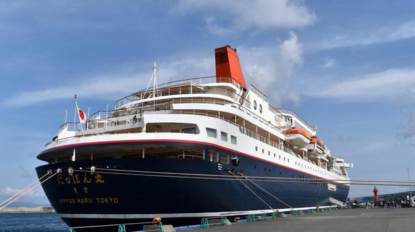紺碧の客船にっぽん丸 雄大に着岸 紺碧の客船にっぽん丸 雄大に着岸 にっぽん丸,客船,船の写真素材