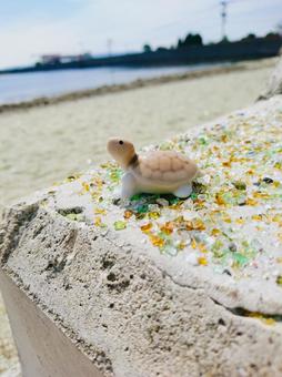 ガラスの砂と亀の置物 ガラスの砂と亀の置物の写真
