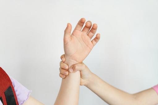 手を掴む人の手元 手元,女の子,子どもの写真素材