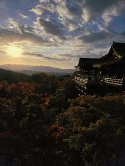 清水寺から見る秋の夕焼け 夕焼け,夕空,夕暮れの写真素材