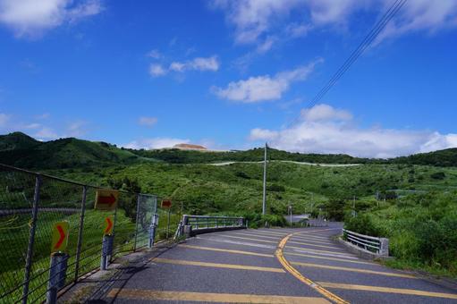 自然の中を走る道路の風景 自然,平尾台,車道の写真素材