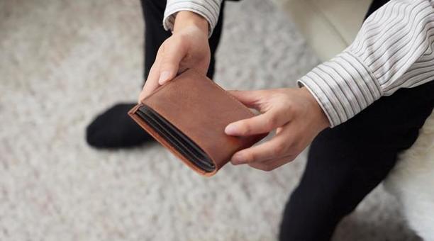  財布を確認するお金がない貧乏学生 学生,貧乏,お金の写真素材