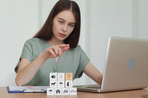 キューブを確認する女性スタッフ 保険業,事務職,接客業の写真素材