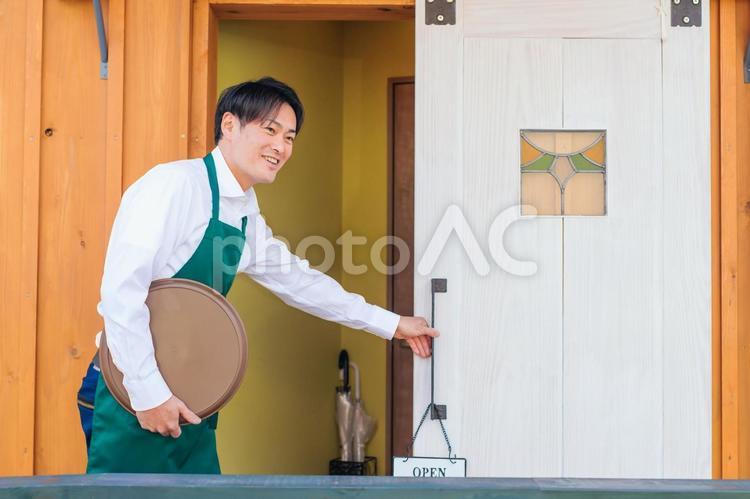 開店準備するカフェ・飲食店・レストランのスタッフ カフェ,飲食店,ランチの写真素材