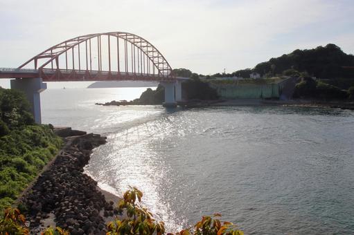 長崎の椛島大橋と海 長崎の椛島大橋と海の写真