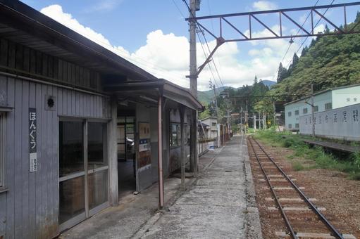 富山地方鉄道立山線、本宮駅、ホーム 富山地方鉄道,富山地鉄,地鉄の写真素材