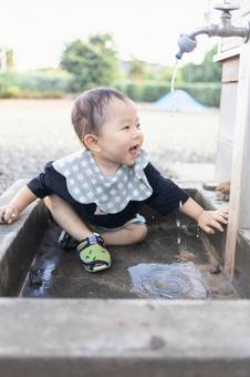 水で遊ぶ男の子 水で遊ぶ男の子 赤ちゃん,キッズ,水の写真素材