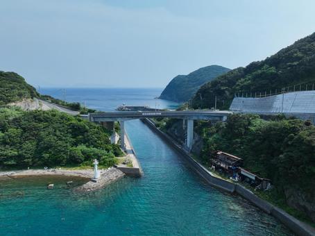愛媛県愛南町 船越運河と北口防波堤灯台 愛媛県愛南町 船越運河と北口防波堤灯台の写真