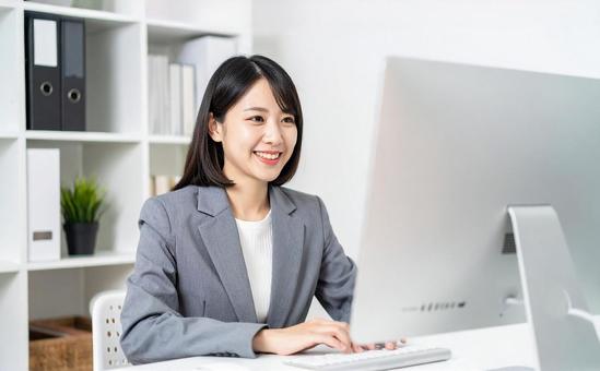 スーツの女性 パソコン 仕事 スーツの女性 パソコン 仕事の写真