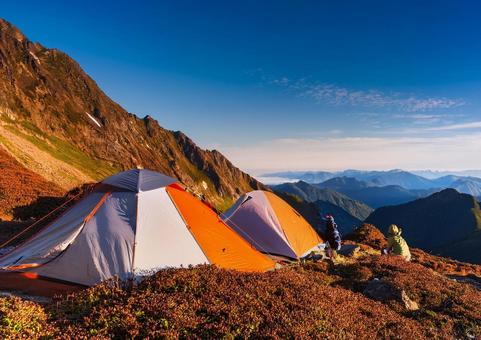 山の景色を眺める登山者 山の景色を眺める登山者の写真