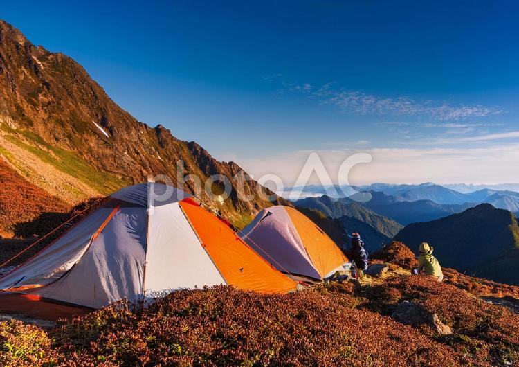 山の景色を眺める登山者 登山,山,景色の写真素材
