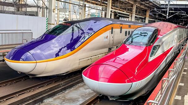 ホームに並ぶ秋田新幹線と山形新幹線 秋田,山形,新幹線の写真素材