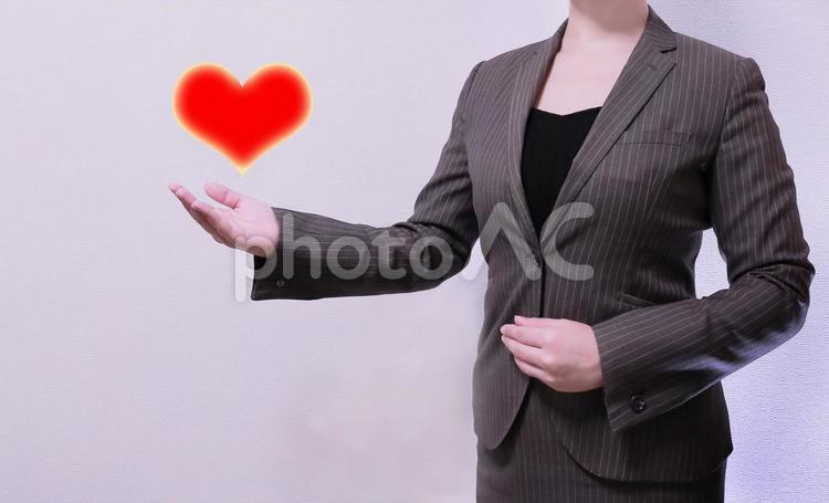 スーツを着た女性、まごころのハート 20代,20代女子,20代女性の写真素材
