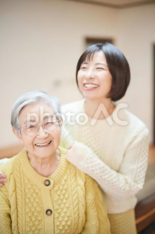 祖母の肩を揉む孫4 祖母,孫,女性の写真素材