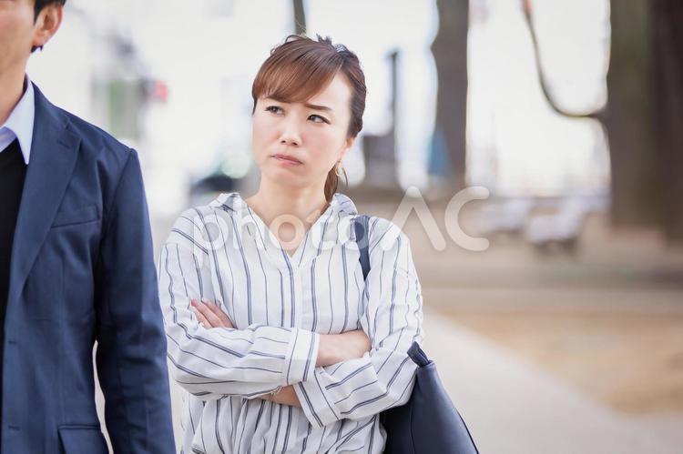 カジュアルビジネスの会社員 怒る,ヒステリー,トラブルの写真素材