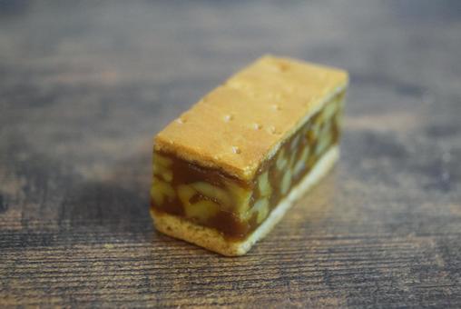 ナッツとキャラメルのクッキーサンド ナッツとキャラメルのクッキーサンド クッキー,キャラメル,ナッツの写真素材