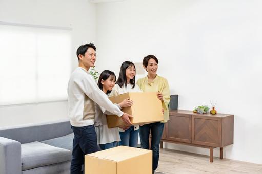 引越しをする家族 引越しをする家族 引っ越し,荷造り,家族の写真素材