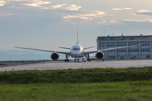 夕暮れ時の静けさに包まれた米子鬼太郎空港 夕暮れ時の静けさに包まれた米子鬼太郎空港 飛行機,航空機,旅客機の写真素材
