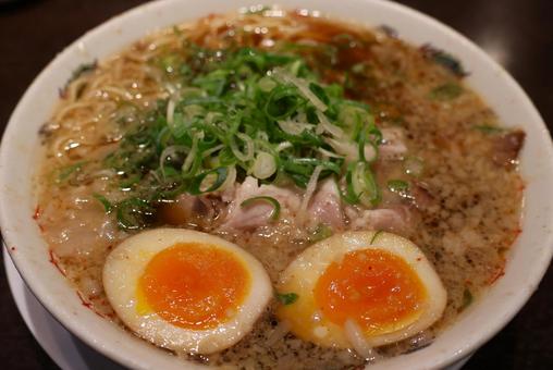 ラーメン店の味玉ラーメン ラーメン店の味玉ラーメンの写真